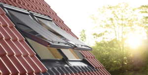 Mit Hitzeschutz-Markisen ist es möglich, die Dachfenster zum Lüften zu öffnen.